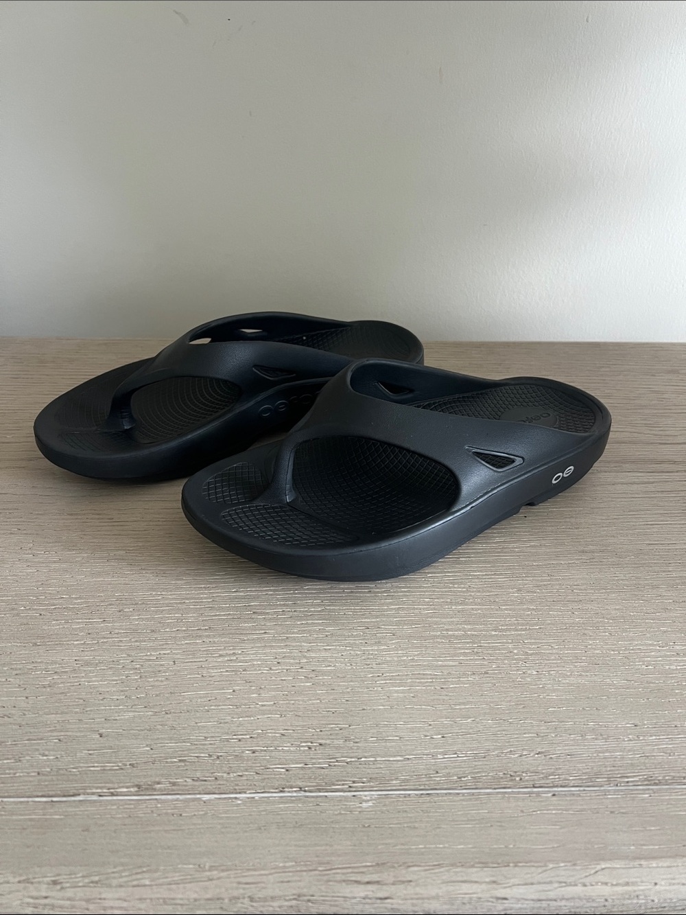 Oofas black sandal men’s 6 women’s 8 black thong
